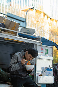 班贝格街头摄影快递员坐在快递车上吃饭背景
