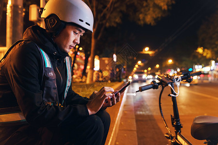 台阶侧面夜晚路边等待订单的代驾员背景