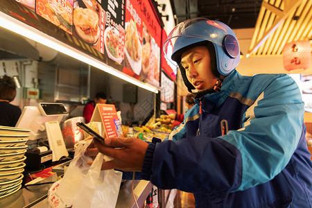 外卖员在餐厅取餐户内高清图片素材