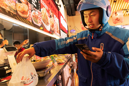 外卖员在餐厅取餐年轻人高清图片素材