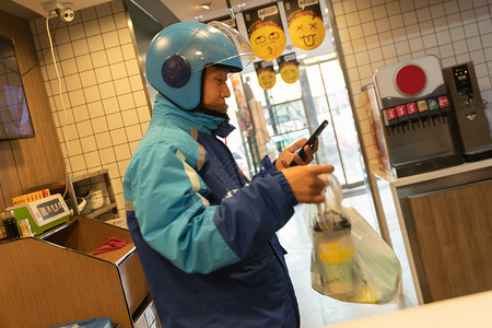 外卖员在餐厅取餐饮料高清图片素材