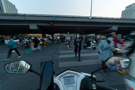 高峰时间的路口图片