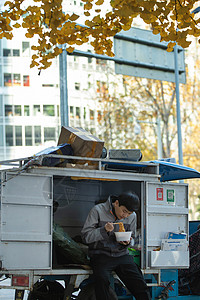 班贝格街头摄影快递员坐在快递车上吃饭背景