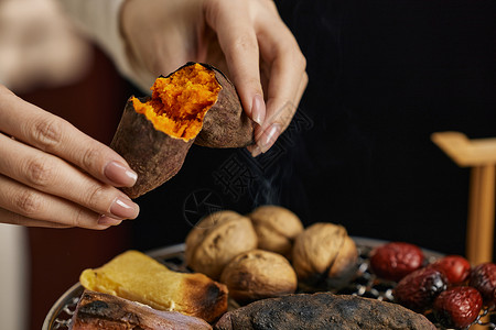 炭火烤熟的红薯背景图片