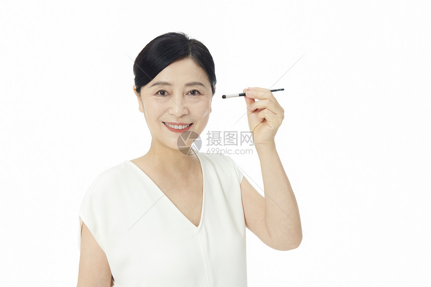 中年女性使用眉笔化妆图片