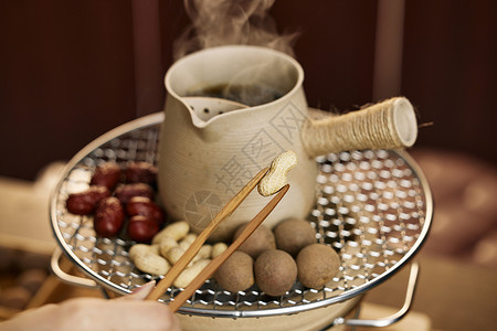 煮茶泥炉炭火烤花生坚果背景