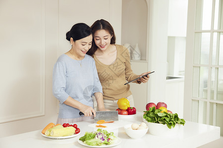 母女家庭厨房研究做菜高清图片