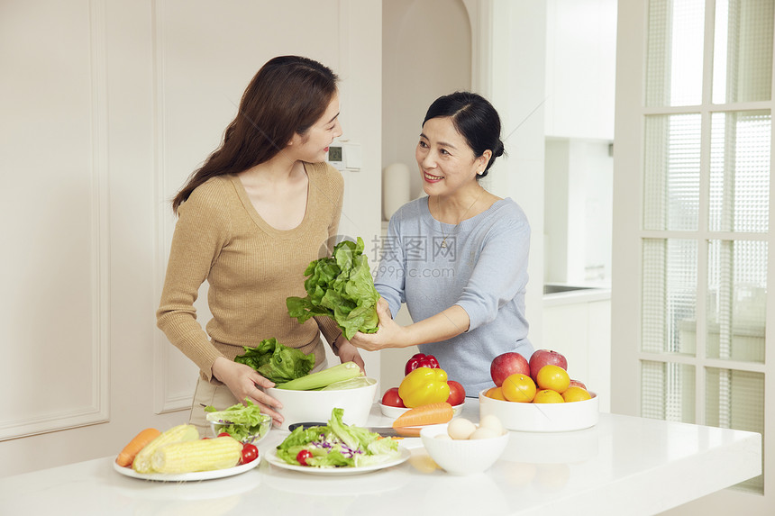 母亲指导女儿做菜图片