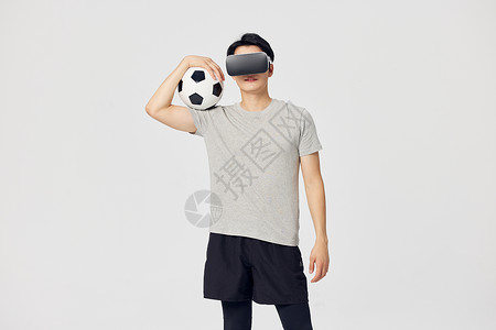 男性戴着vr眼镜玩足球运动游戏高清图片