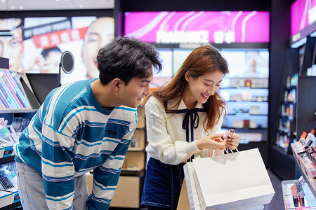 月饼店促销年轻情侣美妆店选购背景