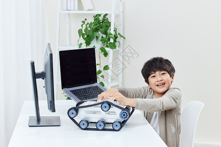 小男孩学习编程机器人知识高清图片素材