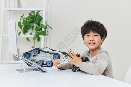 学习编程机器人的小男孩形象居家高清图片素材
