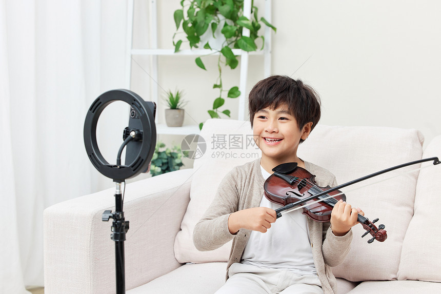 小男孩线上学习小提琴图片