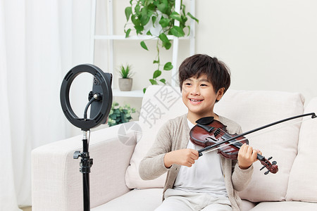 小男孩线上学习小提琴背景图片