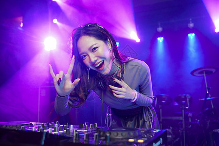 年轻夜店女DJ演出高清图片