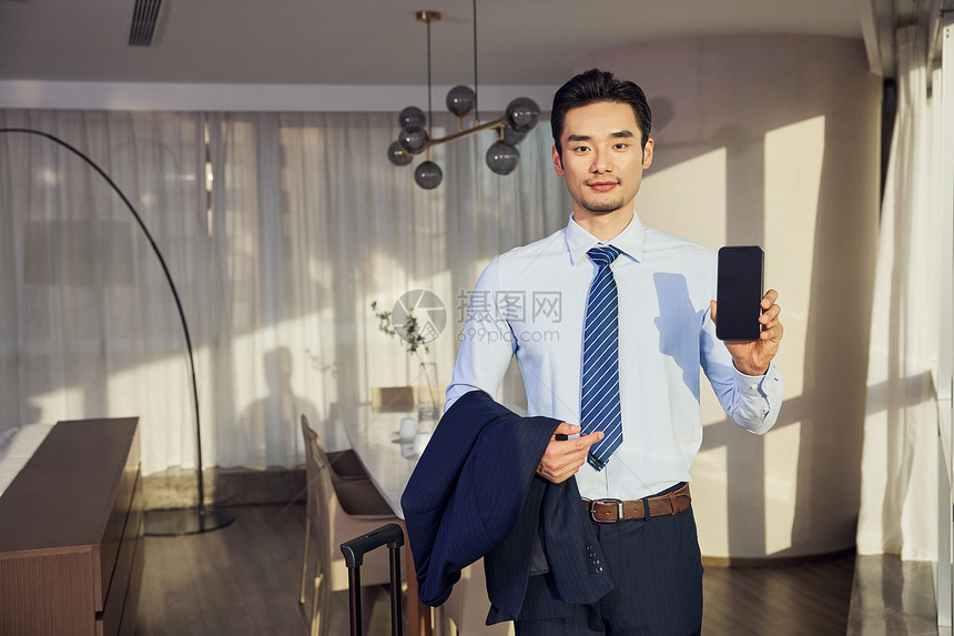 商务男性展示手机图片