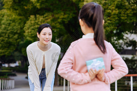 女儿给妈妈准备礼物图片