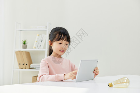电脑灯泡小女孩电脑上学习环保知识背景
