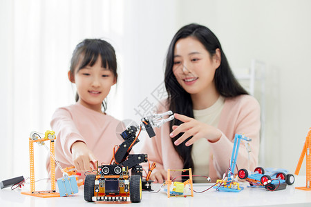 小孩玩机器人小女孩学习儿童编程课背景