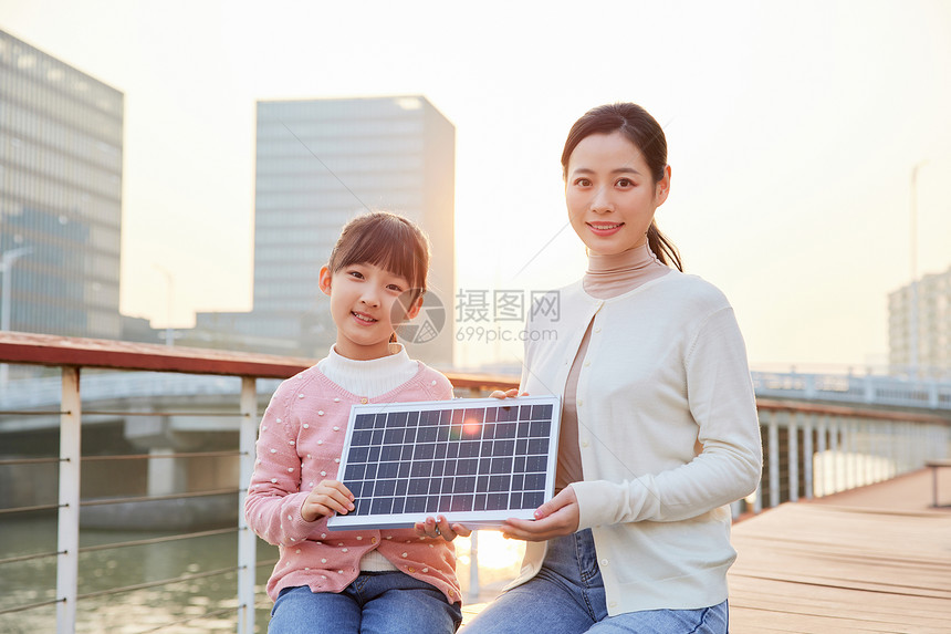 妈妈带女儿户外体验太阳能板图片