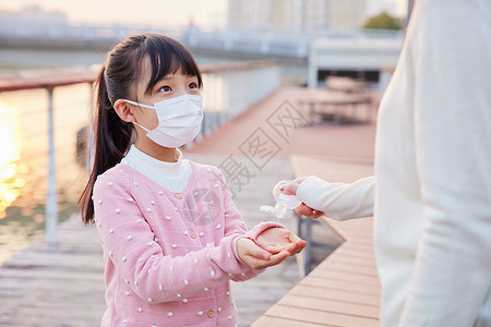 女性凝胶小女孩户外使用消毒凝胶背景