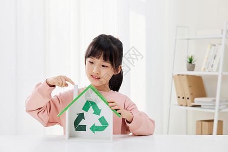 展示绿色环保标志的小女孩背景图片
