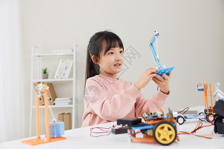 小孩玩机器人小女孩学习智力开发编程课背景