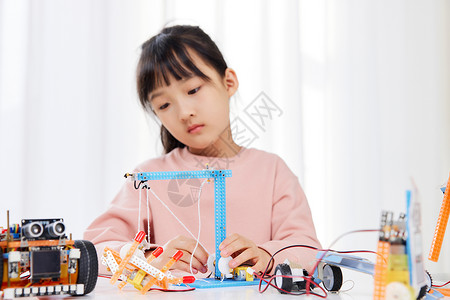 组装编程不感兴趣的小女孩机器人高清图片素材