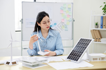 女科研人员研究太阳能风力发电图片