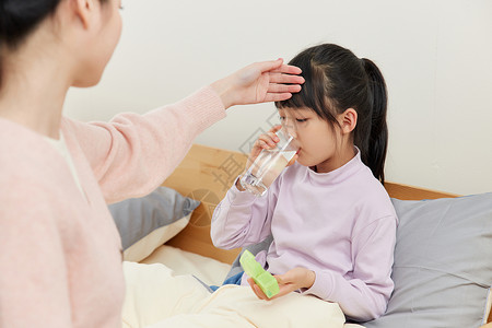 孩子拒绝吃药妈妈照顾生病的女儿吃药背景