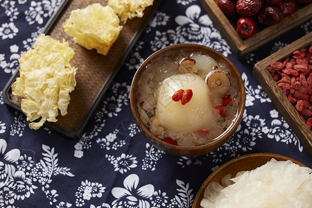 传统美食冰糖雪梨中式甜品图片