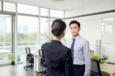 房产中介向商务男士介绍场地背景图片