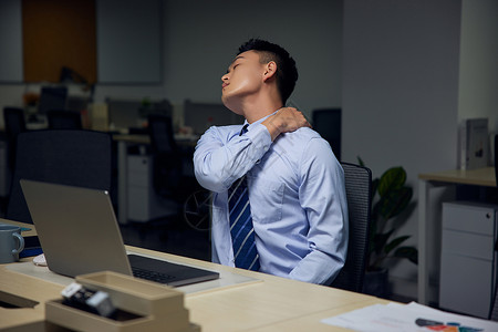 办公室加班男性肩头酸痛背景图片