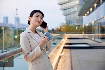 职场白领女性户外打电话背景图片