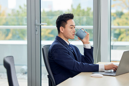 办公休闲喝水的职场男性图片