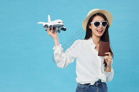 环游世界旅行坐飞机环游世界的青年女性背景