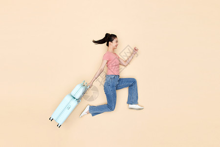 创意俯拍青年女性手拉行李箱背景图片