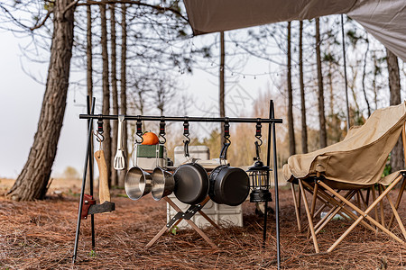 野营炊具在森林露营营地里露营背景