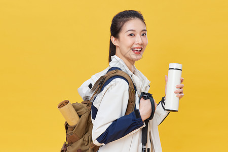 登山装备图标登山徒步手拿保温杯的青年女子背景