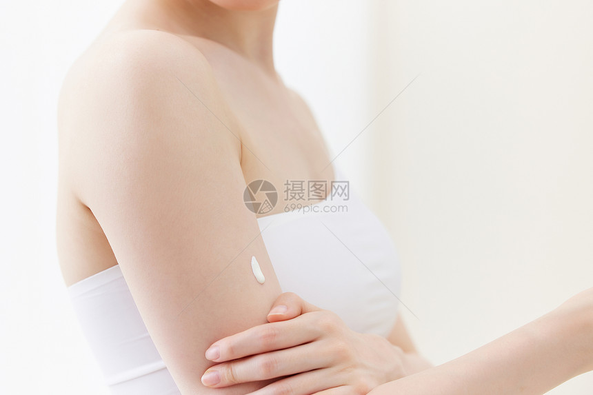女子身体护理擦身体乳图片
