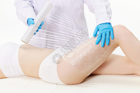 美容师给顾客腿部护理图片
