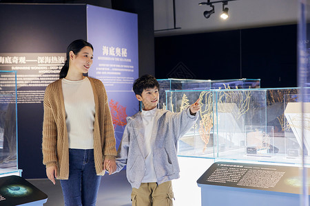 母亲和儿子在博物馆看珊瑚高清图片