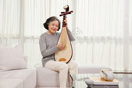 老奶奶在家弹奏乐器琵琶高清图片