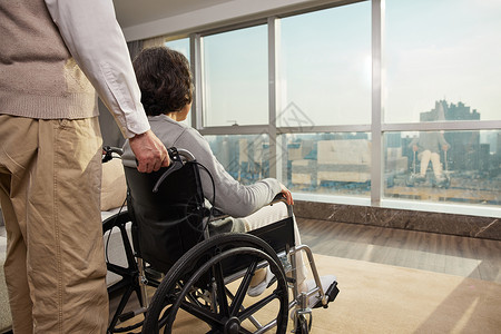 残疾简洁坐在轮椅上的老人背影背景