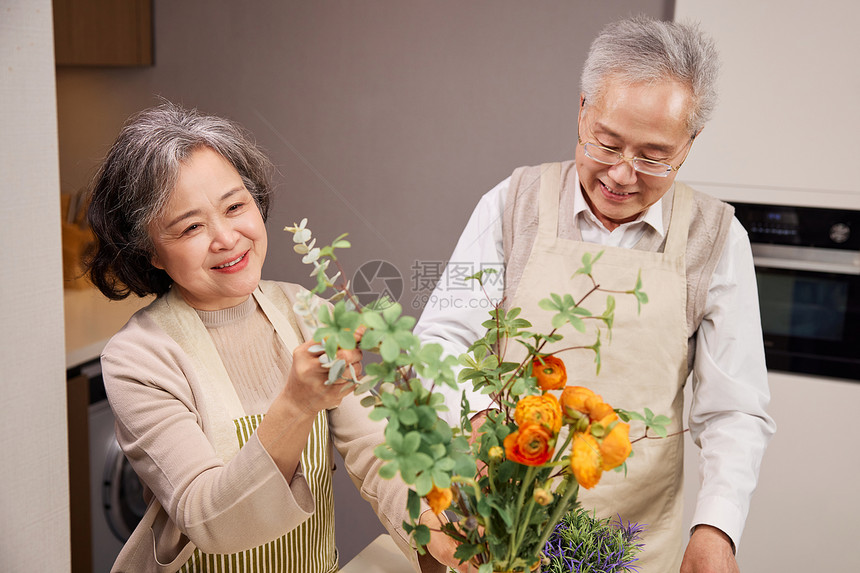 在家插花的老年夫妻图片