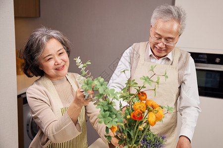 家鲜花在家插花的老年夫妻背景