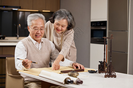 关爱老人书法字老年夫妻在家练习书法背景