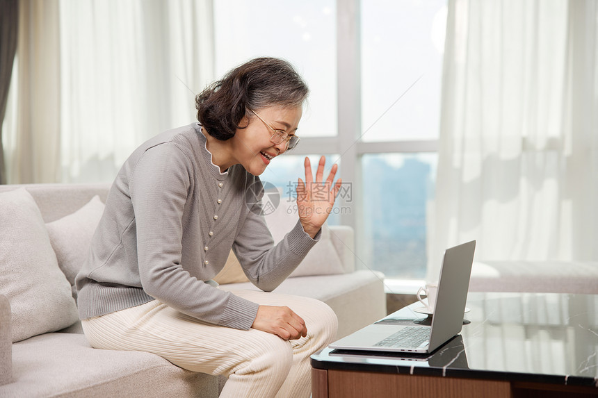 老人在家使用笔记本电脑视频通话图片