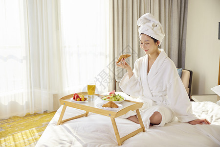 酒店休闲女性享受下午茶时光背景图片