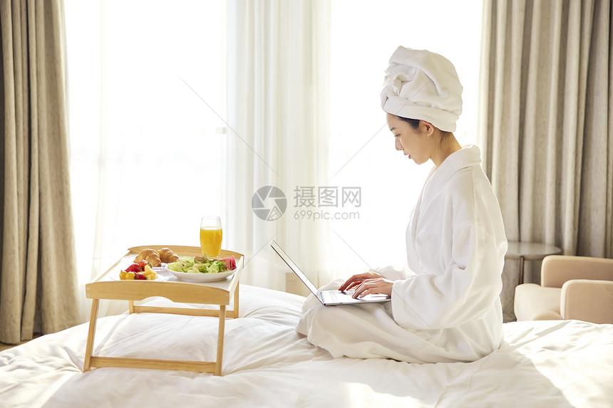 穿浴袍的美女酒店休闲度假图片